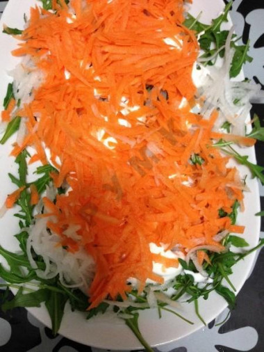 Рецепт - Салат овощной тандем Влюбленные сердца - Шаг 9 -  Сверху добавили тертую морковь