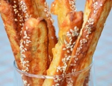 Сырные палочки с кунжутом