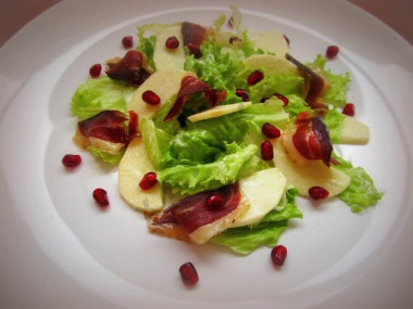 Салат с яблоком и вяленой утиной грудкой