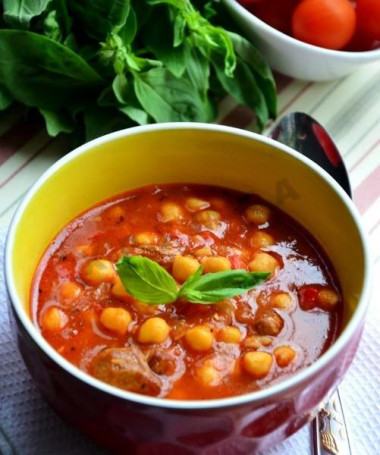 Мясо тушеное в томатном соусе с нутом