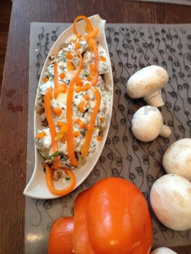 Салат из пупков (желудочков) с соусом Мацони