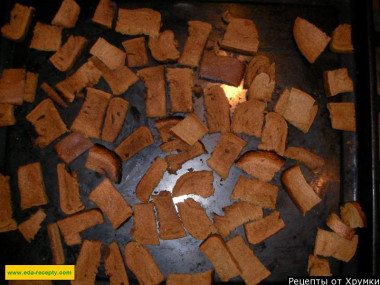 Рецепт - Домашний квас из ржаного черного хлеба - Шаг 3 -  Кусочки хлеба должны хорошо просушиться и достаточно подрумяниться, словом, превратиться в полноценные сухарики.