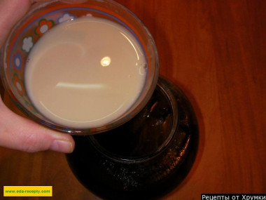 Рецепт - Домашний квас из ржаного черного хлеба - Шаг 7 -  Когда вода в банке с сухарями остынет до температуры 36-37 градусов, отправляем туда дрожжевую смесь и все содержимое тщательно перемешиваем.