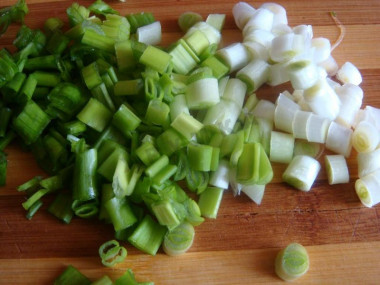 Рецепт - Салат Цезарь Fusion - Шаг 2 -  Зеленый лук покрошить.