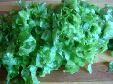 Рецепт - Салат Цезарь Fusion - Шаг 3 -  Листья салата аккуратно промыть, обсушить и нарезать или порвать руками