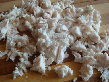 Рецепт - Салат Цезарь Fusion - Шаг 4 -  Филе отварить до готовности, остудить и крупно нарезать