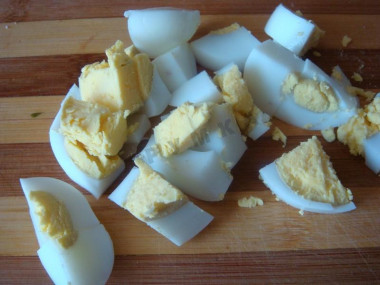 Рецепт - Салат Цезарь Fusion - Шаг 5 -  Яйца отварить вкрутую, и нарезать четвертинками