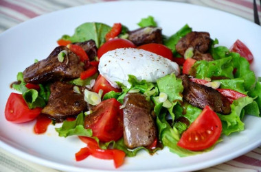 Теплый салат с куриной печенью и яйцом-пашот