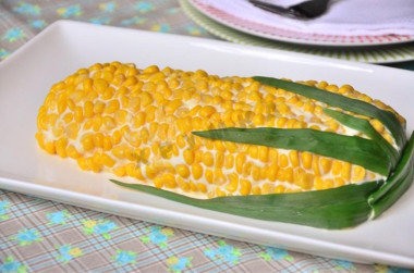 Салат початок кукурузы с курицей