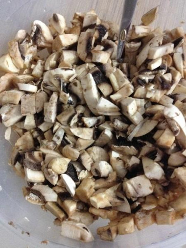 Рецепт - Салат белковый Энергия - Шаг 4 -  Залить грибы взбитым яйцом для маринования и оставить их на 30 минут минимум