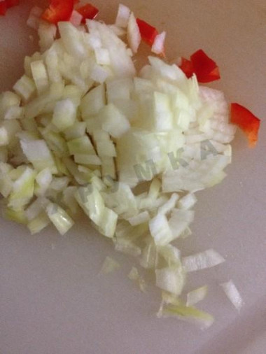 Рецепт - Салат белковый Энергия - Шаг 6 -  Порезать лук