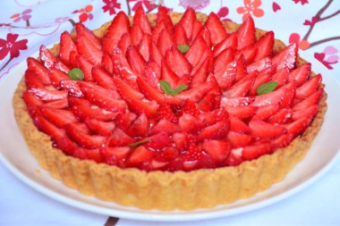 Песочный пирог с заварным кремом желе и клубникой