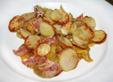 Молодой картофель запечённый с овощами и беконом