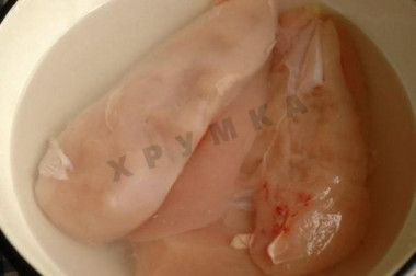 Рецепт - Пастрома из куриного филе - Шаг 1 - В стакане воды растворяем соль растворить. Филе промываем и опускаем в соленую воду, чтобы мясо полностью ей покрылось, оставляем в прохладном месте  на 4 часа.