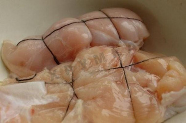 Рецепт - Пастрома из куриного филе - Шаг 2 -  Мясо вынимаем, споласкиваем, связываем плотной ниткой.