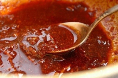 Рецепт - Пастрома из куриного филе - Шаг 3 -  Подготавливаем смесь для обмазывания: Мёд растопить на паровой бане, в него добавляем растительное масло, чеснок (измельченный), перец и орех.