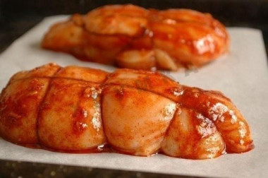 Рецепт - Пастрома из куриного филе - Шаг 4 -  Связанное филе смазываем смесью.