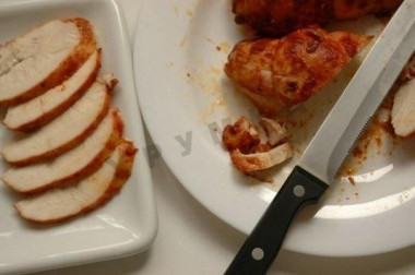 Рецепт - Пастрома из куриного филе - Шаг 6 -  Духовку отключаем, оставляем в ней мясо до полного остывания. Убираем нитки и нарезаем филе на порционные кусочки.