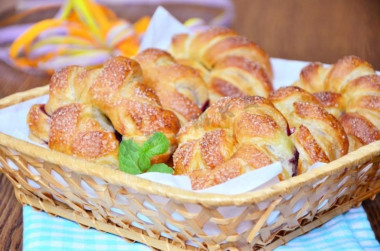 Слойки с черникой