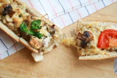 Фаршированный батон в духовке с сыром