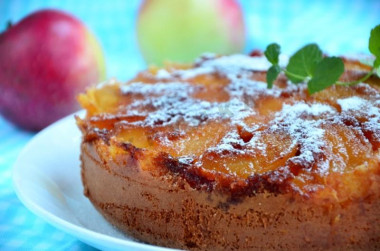 Шарлотка с карамелью