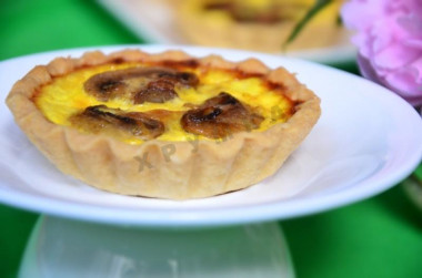 Мини тарты с грибами и пармезаном
