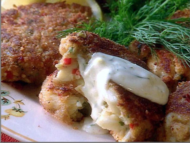 Крабовые лепешки с лимонно-укропным соусом