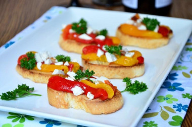 Брускетта с маринованным перцем и фетой