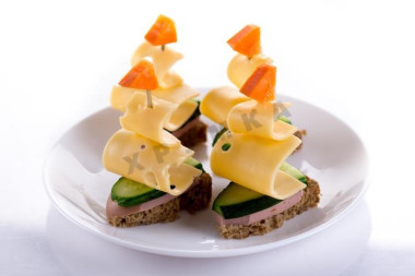 Кораблики канапе с сыром, колбасой, огурцом и морковью