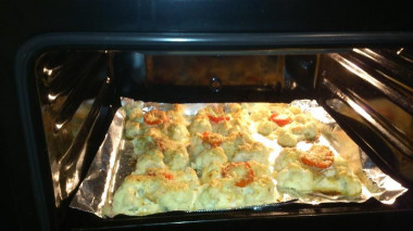 Рецепт - Цветная капуста в сметане в духовке - Шаг 1 - Как запечь цветную капусту в сметане в духовке? Подготовьте необходимые ингредиенты. Цветную капусту для такого блюда можно взять свежую или замороженную, только ее нужно предварительно разморозить и слейте жидкость. Сметана может быть любой жирности. Твердый сыр подойдет Российский или любой другой, главное, чтобы он был качественным, вкусным, хорошо плавился в духовке. Куриное яйцо берите крупное, если яйца мелкие то возьмите два.