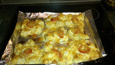 Рецепт - Цветная капуста в сметане в духовке - Шаг 2 -  В подходящую емкость вбейте яйцо, добавьте щепотку соли. И взбейте его вилкой или венчиком.