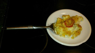 Рецепт - Цветная капуста в сметане в духовке - Шаг 3 -  Натрите твердый сыр на крупной терке, добавьте в емкость с яйцом, туда же сметану. Можете поперчить по вкусу. Если любите,  добавьте в смесь измельченный укроп или любую другую зелень по своему желанию и вкусу. Перемешайте все до однородности.