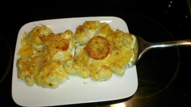 Рецепт - Цветная капуста в сметане в духовке - Шаг 4 -  Подготовьте цветную капусту. Помойте ее под проточной водой, удалите ножом крупные кочерыжки и разберите ее на соцветия крупные или мелкие, как вам больше нравится.