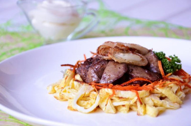 Салат с печенью и кукурузой