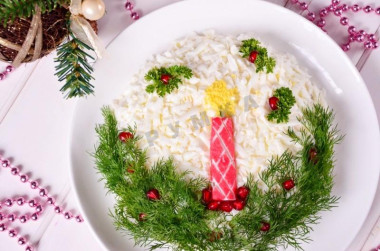 Салат Свеча с крабовыми палочками грибами и курицей