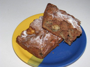 Шарлотка шоколадная с яблоками