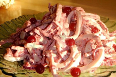 Салат с кальмарами под клюквенным соусом