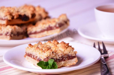 Песочный пирог с финиками и орехами