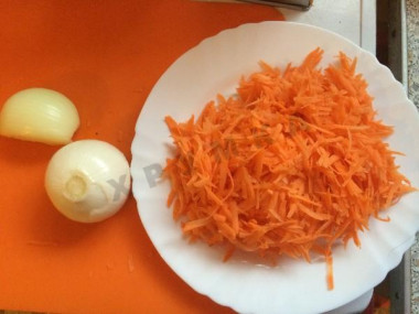 Рецепт - Кальмары тушеные с морковкой и луком - Шаг 1 - Чистим морковь, трем ее на крупной терке. Чистим лук, нарезаем полукольцами.