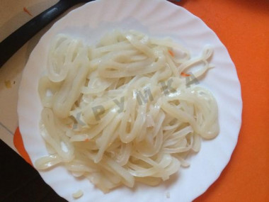 Рецепт - Кальмары тушеные с морковкой и луком - Шаг 2 -  Чистим кальмары, режем тонкими кольцами или полосками