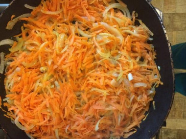 Рецепт - Кальмары тушеные с морковкой и луком - Шаг 3 -  Разогреваем подсолнечное масло в сковородке, жарим лук до прозрачности, добавляем морковь и немного соли, чтобы морковь дала сок, добавляем сахар и уксус, доводим до готовности морковь