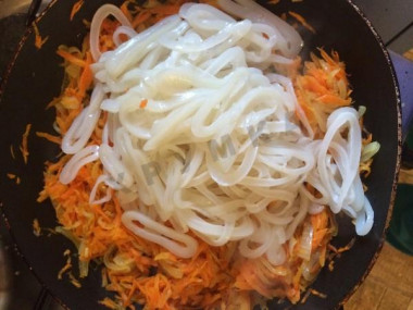 Рецепт - Кальмары тушеные с морковкой и луком - Шаг 4 -  Высыпаем нарезанные кальмары, перемешиваем и готовим еще 3 минуты не больше, чтобы они получились мягкими и сочными