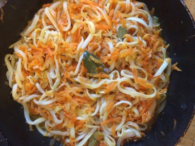 Рецепт - Кальмары тушеные с морковкой и луком - Шаг 5 -  Выключаем огонь и добавляем черный перец, соль если нужна, лавровый лист и чеснок все перемешиваем. Закрываем крышкой и оставляем остужать минут на 10. Если вы любите теплые кальмары, можно разложить по тарелкам подавать к столу с рисом.  В нашей семье это блюдо предпочитают есть холодным, в качестве салата, так как у него появляется более выраженный вкус.