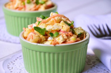 Салат с морковью, картошкой, кукурузой и крабовыми палочками