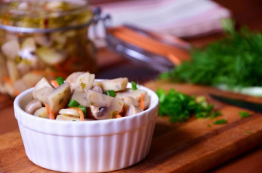 Маринованные шампиньоны с овощами
