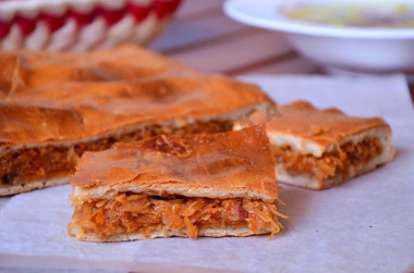 Бездрожжевой пирог с начинкой из бекона и квашеной капусты