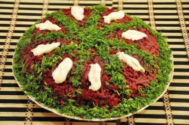 Салат из свеклы с чесноком и сыром Монгольская горка