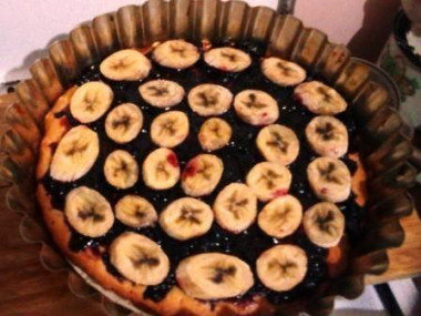 Банановый пирог с джемом