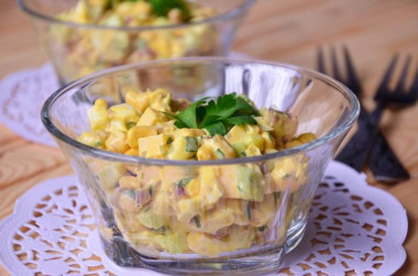 Салат с печенью трески сыром и кукурузой