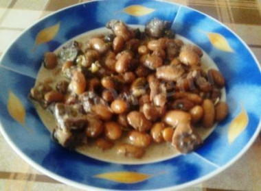 Фасоль тушеная с почками